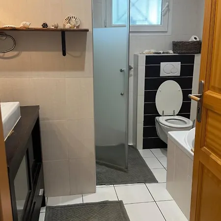 Maison Entiere 6 Personnes, 3 Lits, 2 Salles De Bains, Parking, Au Calme